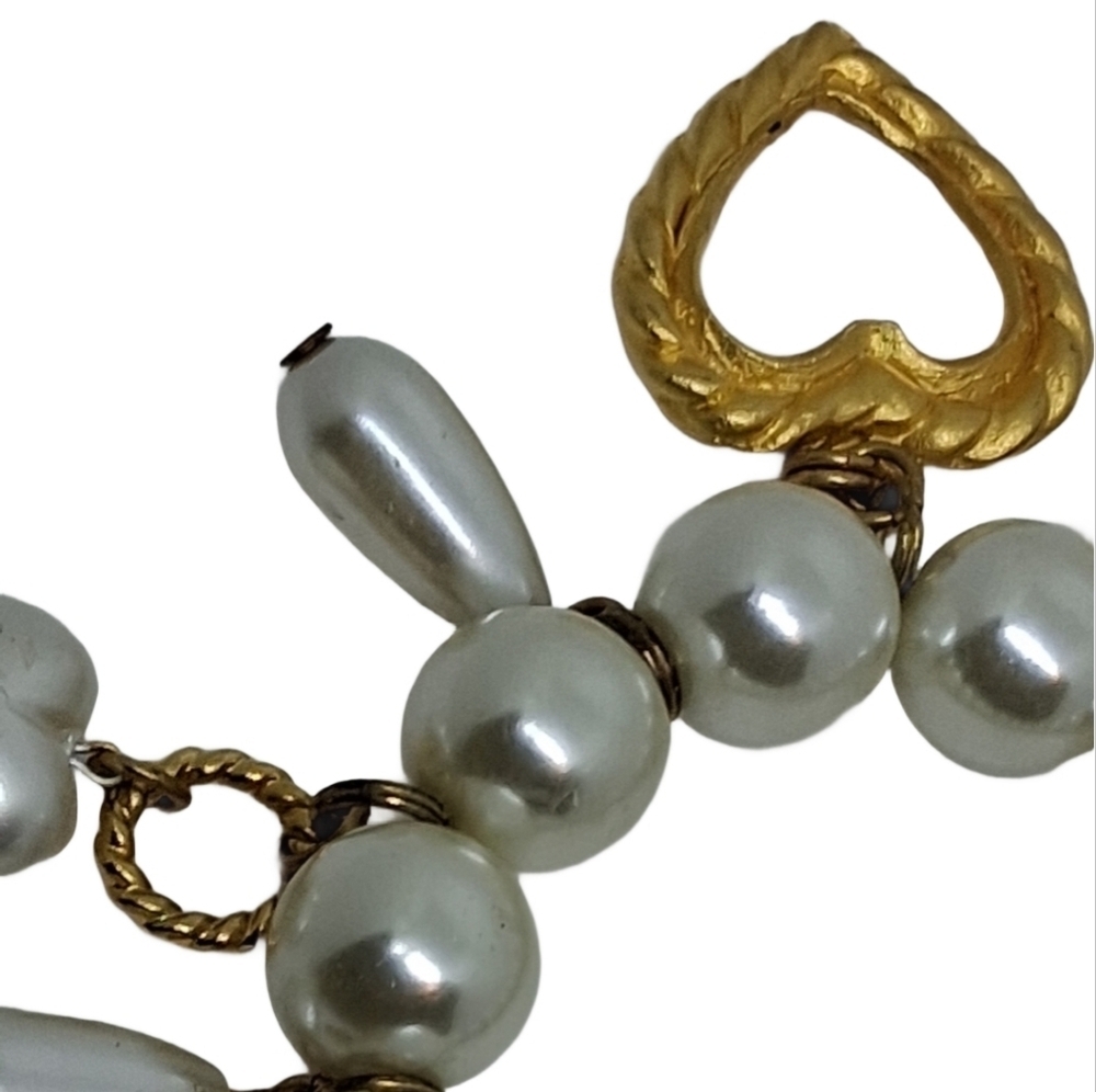 Vintage Faux Pearl Stretch Charm Bracelet • Gold Tone Hearts & Teardrops - Picture 8 of 8